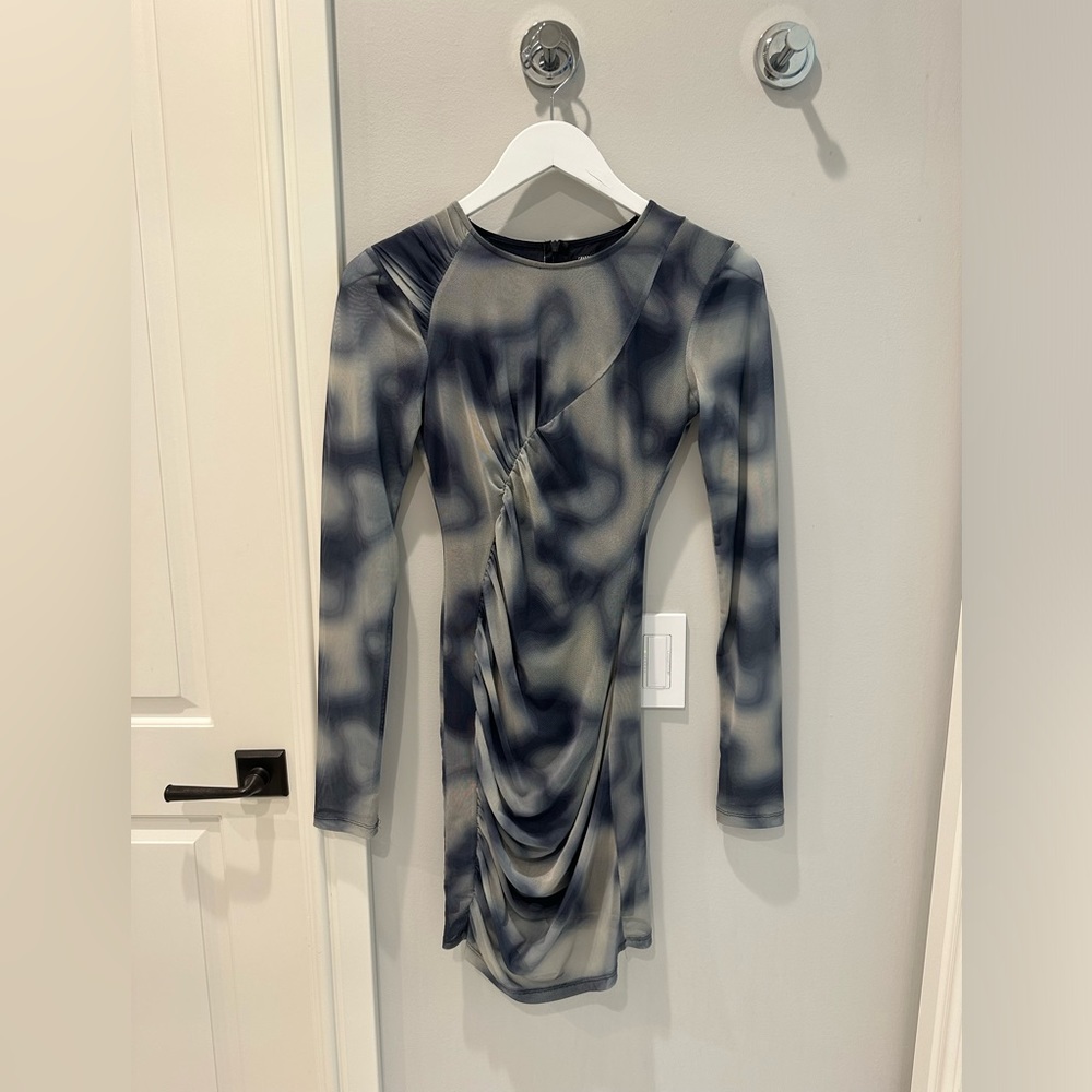 Mini dress. Mesh sleeves.